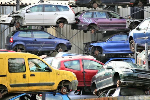 cars-stacked-at-salvage-yard
