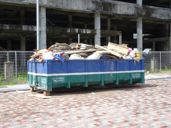 dumpster-with-commercial-debris